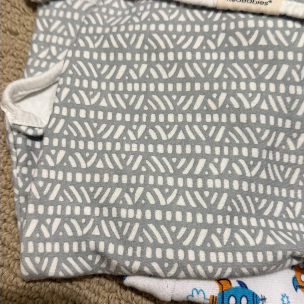 Set of 4 KeaBabies Baby Swaddle Blankets with Fun Patterns.  0-3 Months. - Picture 4 of 8